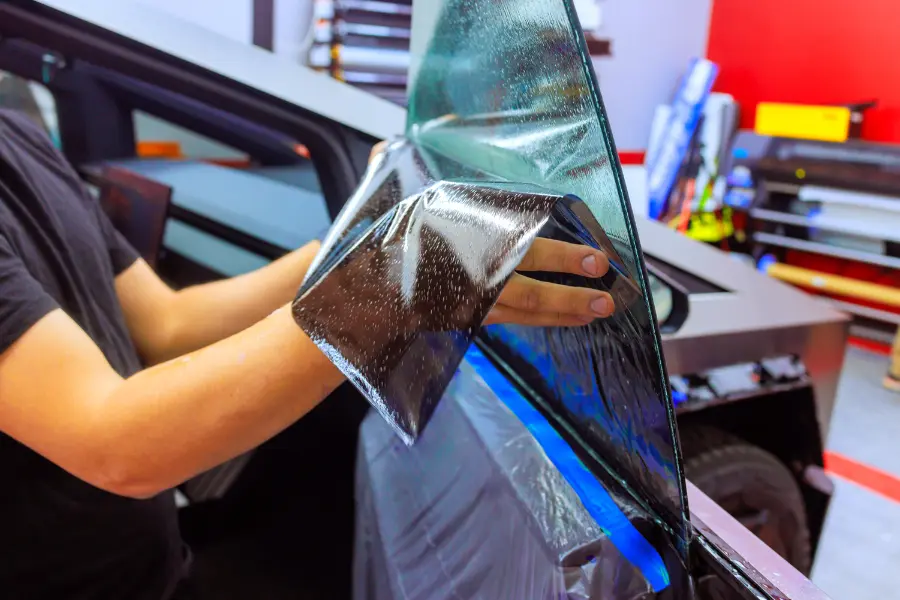 Application film solaire vitre teintée.