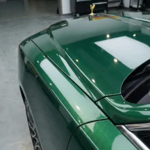 Finition vinyle vert fonce ultra gloss laque protection carrosserie auto